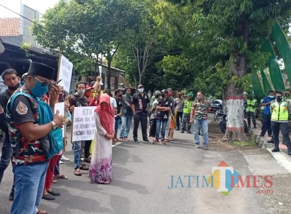 Warga melakukan aksi demo di Kantor DPMPTSP Kota Blitar