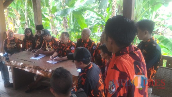 Zamroni, ketua MPC PP Banyuwangi (lima dari kiri) dalam sebuah acara sebelum pandemi covid-19. (Nurhadi Banyuwangi Jatim Timesi)