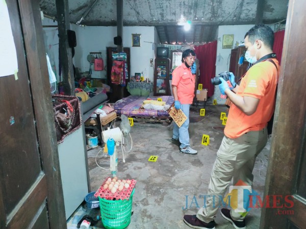 Petugas saat melakukan olah TKP di rumah korban. (Joko Pramono for Jatim TIMES)