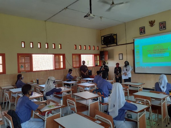 Suasana simulasi sekolah tatap muka siswa SMP N 8 Malang di tengah pandemi Covid-19. (Arifina Cahyanti Firdausi/MalangTIMES).