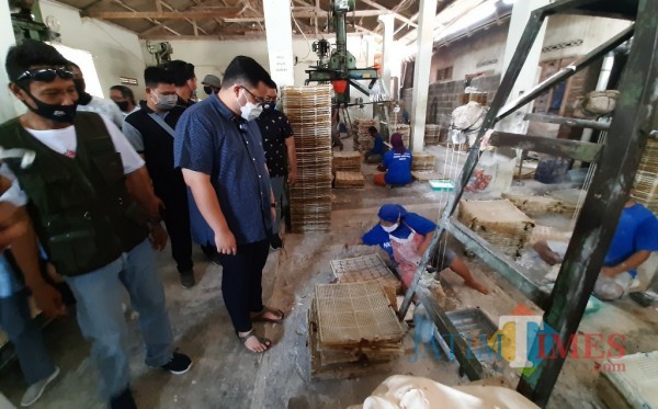 Calon Bupati Kediri Hanindhito Himawan Pramono saat berkunjung di salah satu Pabrik krupuk.(eko arif s/Jatimtimes)