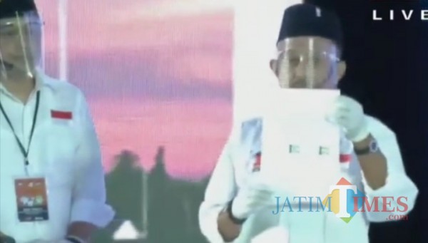 Calon Wakil Wali Kota Surabaya, Armuji saat menunjukkan surat kontrak politik yang sudah dia tanda tangani