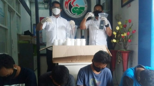 Keempat tersangka berikut barang bukti ketika diamankan di Mapolres Kediri. (Foto: Ist)