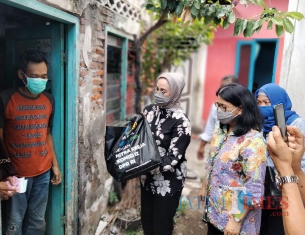 Lucy Kurniasari ketika membagikan paket sembako. (foto: Dokumen JatimTIMES)