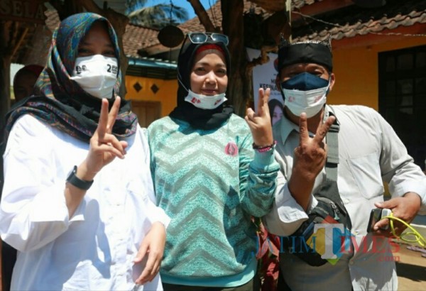 Masliha (tengah) mendampingi Cabup Banyuwangi Ipuk Fiestiandani saat berkunjung ke Kampung Mandar (Nurhadi Banyuwangi Jatim Times)