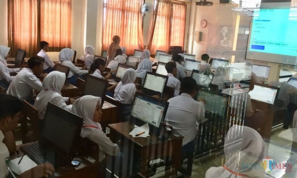 Pelajar SMK saat mengikuti ujian di SMKN 1 Kota Batu. (Foto: Irsya Richa/MalangTIMES)