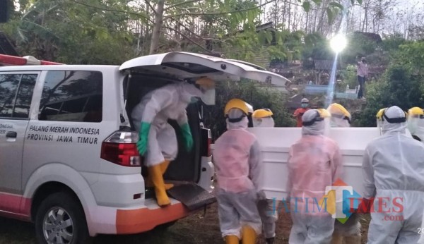 Prosesi pemakaman covid yang dilakukan oleh relawan PMI (foto : istimewa)