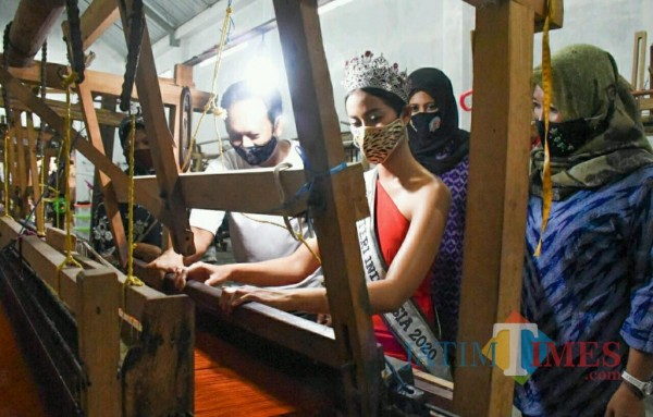 Putri Indonesia saat melihat proses pembuatan kain tenun.(ist)