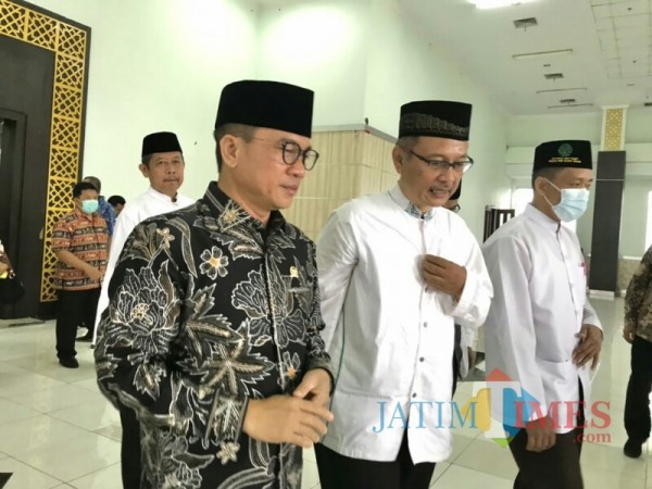 Rektor UIN Malang, Prof Dr Abdul Haris MAg bersama dengan Ketua Komisi Ketua Komisi VIII DPR Yandri Susanto (memakai batik). (Foto: Ima/MalangTIMES)