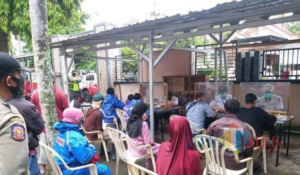 Warga yang terjaring operasi yustisi di kecamatan Panti saat harus menjalani sidang ditempat karena melanggar protokol kesehatan (foto : siswandi / Jatim TIMES)