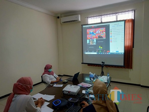 Webinar dengan tema Update Terkini Tata Laksana Covid-19 digelar Dinas Kesehatan Kab Bblitar dan RS Medika Utama.(Foto : Aunur Rofiq/BlitarTIMES)