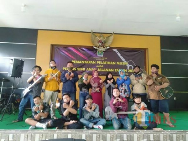 Anjal saat diberi kesempatan bermusik oleh Dinsos-P3AP2KB Kota Malang (foto dok MalangTIMES)