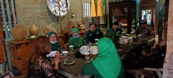 Calon Bupati Malang nomor urut dua yakni Lathifah Shohib saat bertemu pelaku seni dan budaya di wilayah Singosari, Kabupaten Malang. (Foto: Dok. Malang Bangkit)