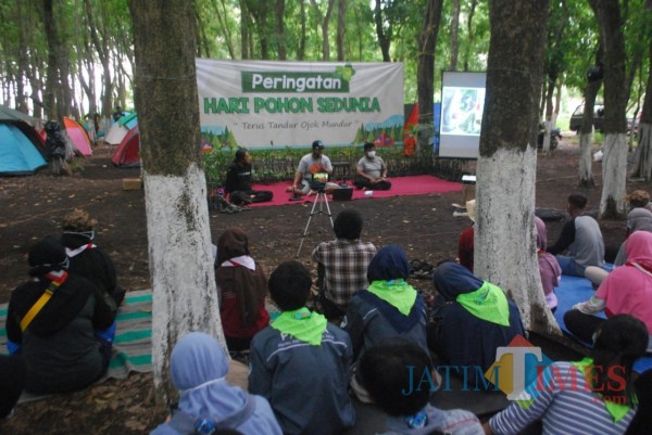 Diskusi dalam rangka Hari Pohon Sedunia di Selok Awar-Awar Lumajang (Foto : Moch. R. Abdul Fatah / Jatim TIMES)