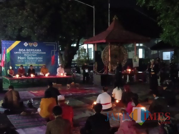Doa bersama lintas agama digelar di halaman Istana Gebang Kota Blitar.(Foto : Aunur Rofiq/BlitarTIMES)