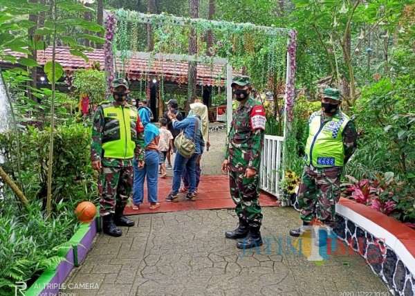 Komando Distrik Militer (Kodim) 0805 Ngawi terus meningkatkan patroli disiplin protokol kesehatan, terutama di tempat wisata.
