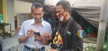 M. Husni Thamrin bersama salah satu wartawan Jember saat di Kantor Bawaslu Kabupaten Jember (foto : Moh. Ali Makrus / Jatim TIMES)