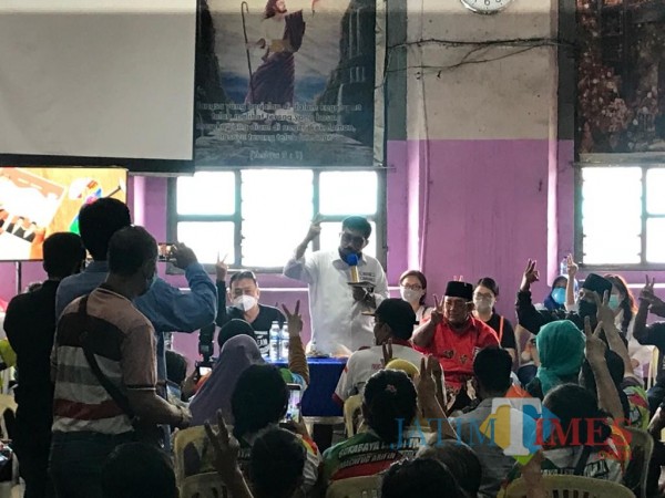 Machfud Arifin ketika bertemu dengan ratusan warga yang tinggal di bangunan cagar budaya Gedung Seh-Tan.