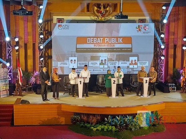 Masing-masing paslon ketika bersiap untuk menyampaikan visi, misi dan program kerja dalam debat publik kedua, Jumat (20/11/2020). (Foto: Tubagus Achmad/MalangTimes)
