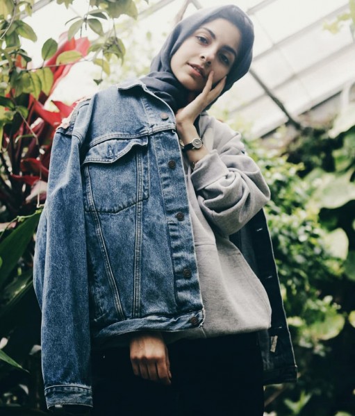 Modis dengan outfit simple ala fashion bloger AS, Hoda Katebi. (Foto: Instagram @hodakatebi).