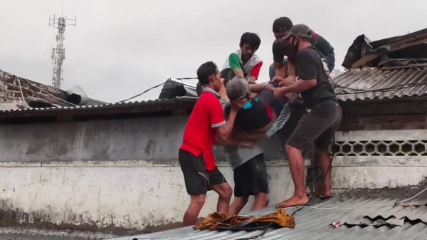 Petugas bersama warga ketika mengevakuasi korban. (Foto: Ist)