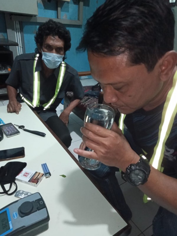Petugas saat mengecek kualitas air PDAM Kota Malang (Istimewa).