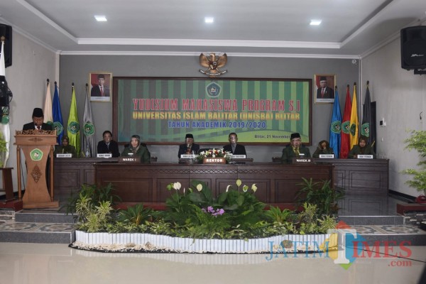 Rektor Unisba Blitar Soebiantoro memberikan sambutan di aganda yudisium sarjana tahun 2020. (Foto: Malik Naharul/BlitarTIMES)
