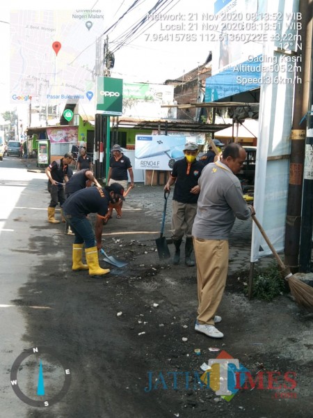 Para personel Satgas DPUPRPKP yang tengah membersihkan sedimentasi dikawasan Galunggung (DPUPRPKP for MalangTIMES)
