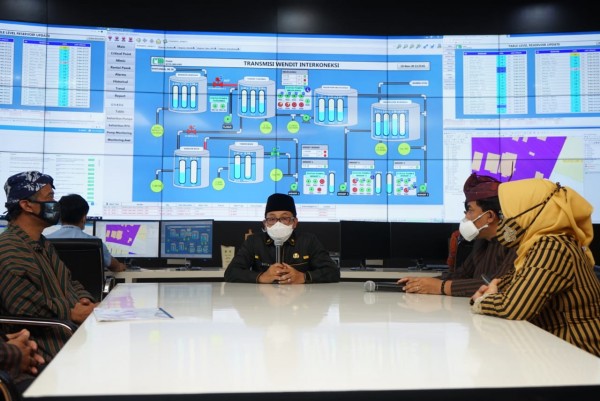 Wali Kota Malang Sutiaji (tengah) saat memantau progress air bau solar di kantor PDAM Kota Malang (Humas Pemkot Malang).