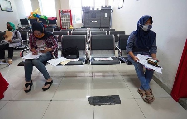 Warga Kota Batu saat mengantre mengurus di kantor Dispendukcapil. (Foto: Irsya Richa/MalangTIMES)