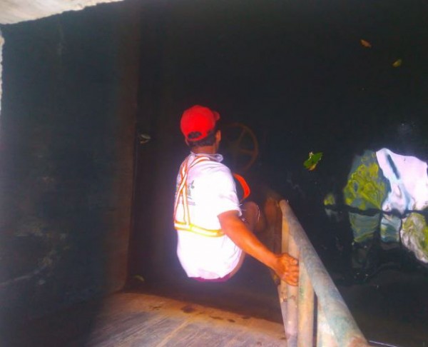 Petugas PDAM Kota Malang saat melakukan upaya pembersihan tandon yang terkontaminasi solar. (Istimewa).