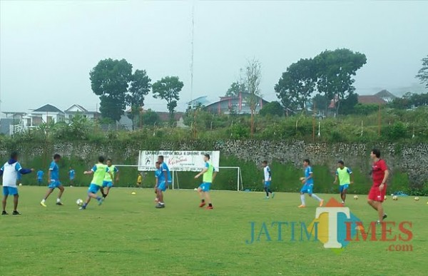 Arema FC saat berlatih di Lapangan Kusuma Agrowisata beberapa saat lalu. (Foto: MalangTIMES)