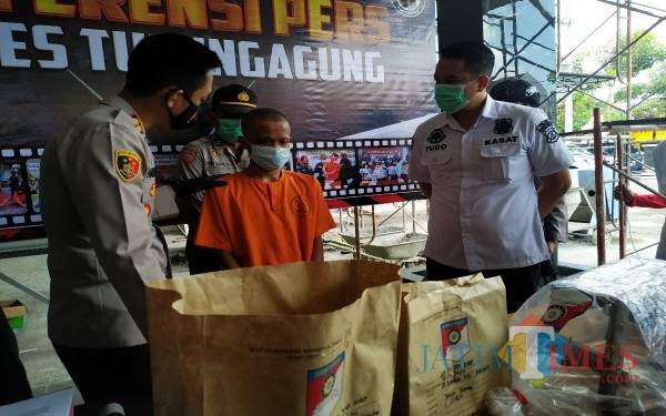 Budi Santoso, tesangka pelaku pembunuhan yang masih tetangga korban / Foto : Anang Basso / Tulungagung TIMES