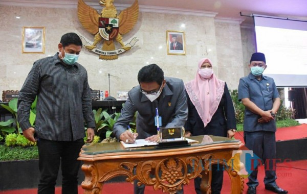 Ketua DPRD Kota Kediri Agus Sunoto menandatangani raperda.(ist)