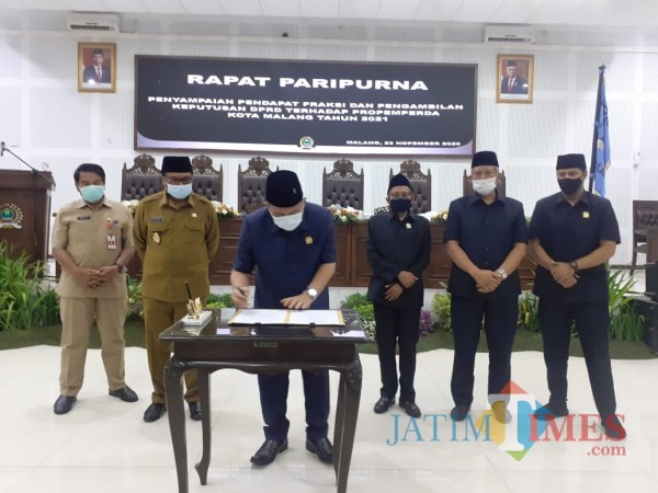 Penandatanganan kesepakatan Propemperda Kota Malang tahun 2021 oleh legislatif saat Rapat Paripurna di Gedung DPRD Kota Malang, Senin (23/11). (Arifina Cahyanti Firdausi/MalangTIMES).
