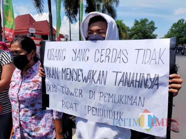Warga unjuk rasa di kantor Pemkot Blitar