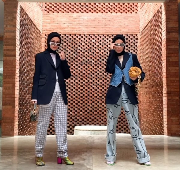Styling blazer hitam jadi outfit kece ala Tantri Namirah. (Foto: Instagram @tantrinamirah).