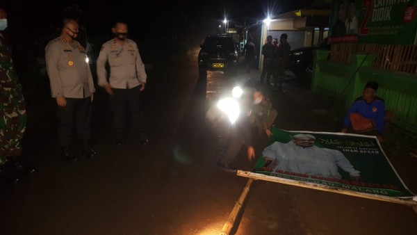Proses penurunan baliho Habib Rizieq di Kabupaten Malang. (istimewa)