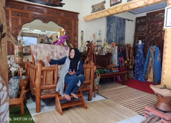 Bu Murni saat menerima MadiunTIMES di galeri batik Murni. (Foto: Dokumen JatimTIMES)