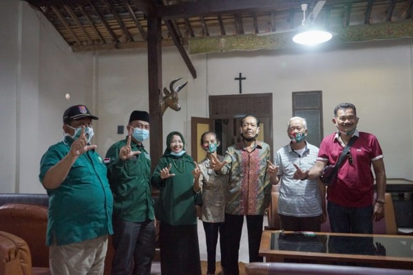 Calon Bupati Malang nomor urut dua yakni Lathifah Shohib usai berdialog dengan tokoh Katolik di Kecamatan Wonosari. (Foto: Dok. Malang Bangkit)