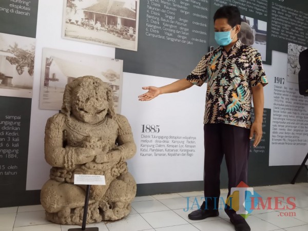 Hariyadi tunjukan salah satu koleksi museum yang belum teregistrasi (Joko Pramono for Jatim TIMES)