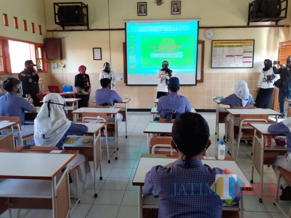 Suasana simulasi sekolah tatap muka siswa SMPN 8 Malang di tengah pandemi covid-19. (Arifina Cahyanti Firdausi/MalangTIMES).