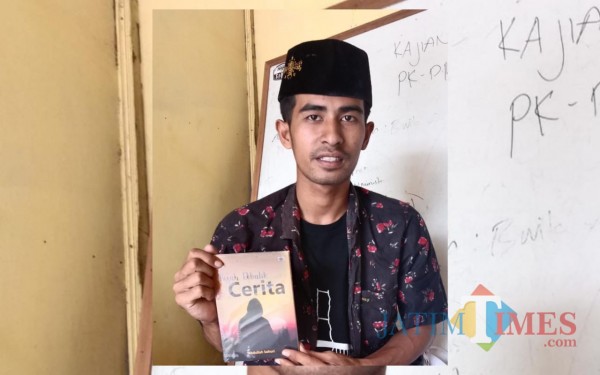 Abdullah Sahuri saat tampilkan hasil karya keduanya (Foto: Istimewa)