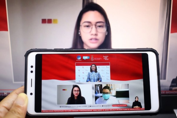 dr. Dirga Sakti Rambe (kanan), dr. Twindy Rarasati (kiri) didampingi moderator Tasya Syarif (Foto: IST)