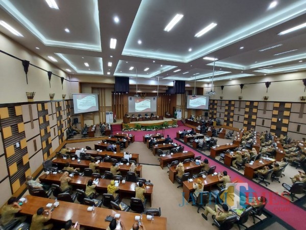 Situasi Rapat paripurna DPRD Kabupaten Malang bersama Pemkab Malang dalam rangka persetujuan Ranperda APBD 2021, Senin (23/11/2020). (Foto: Tubaguw Achmad/MalangTimes)