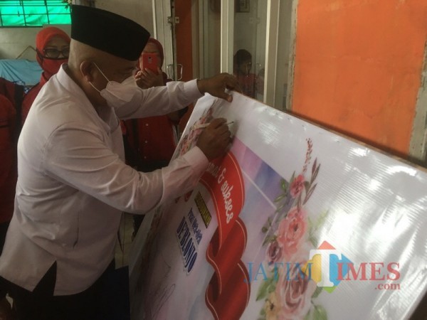 Calon Bupati Malang dari pasangan SanDi nomor urut 1, Sanusi saat menandatangani peresmian pusat pembelanjaan De’Blonjo (Foto : Ashaq Lupito / MalangTIMES)