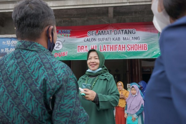 Calon Bupati Malang nomor urut dua yakni Lathifah Shohib saat berdialog dengan masyarakat. (Foto: Dok. Malang Bangkit)