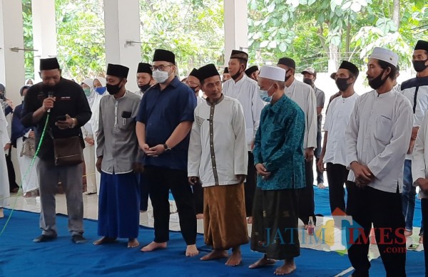 Deklarasi kemenangan calom bupati Kediri di Ponpes Curah.(eko arif s/Jatimtimes)