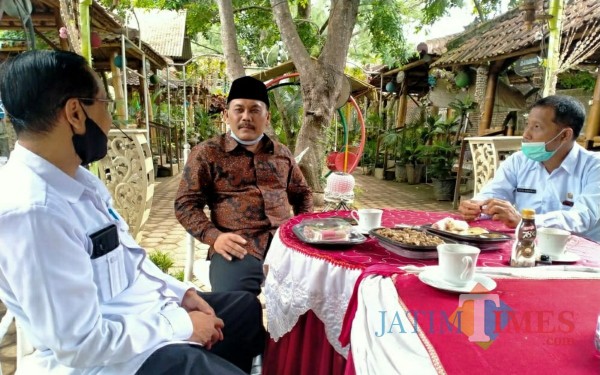 Kepala Dinas Koperasi dan UMKM Slamet Sunarto bersama Choirurrohim anggota DPRD Kabupaten Tulungagung komisi B (Foto: Anang Basso/ TulungagungTIMES)