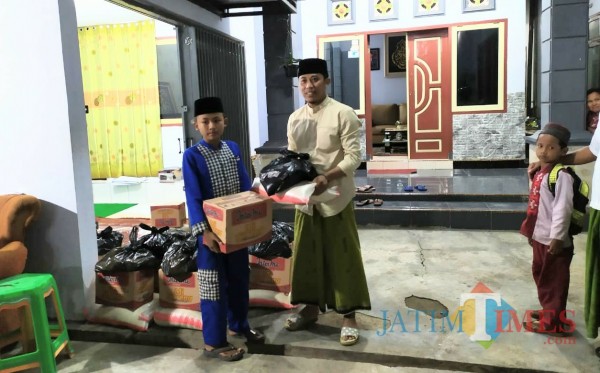 Muhammad Shoheb saat memberi santunan (Foto: Abror Rosi/ JatimTIMES)